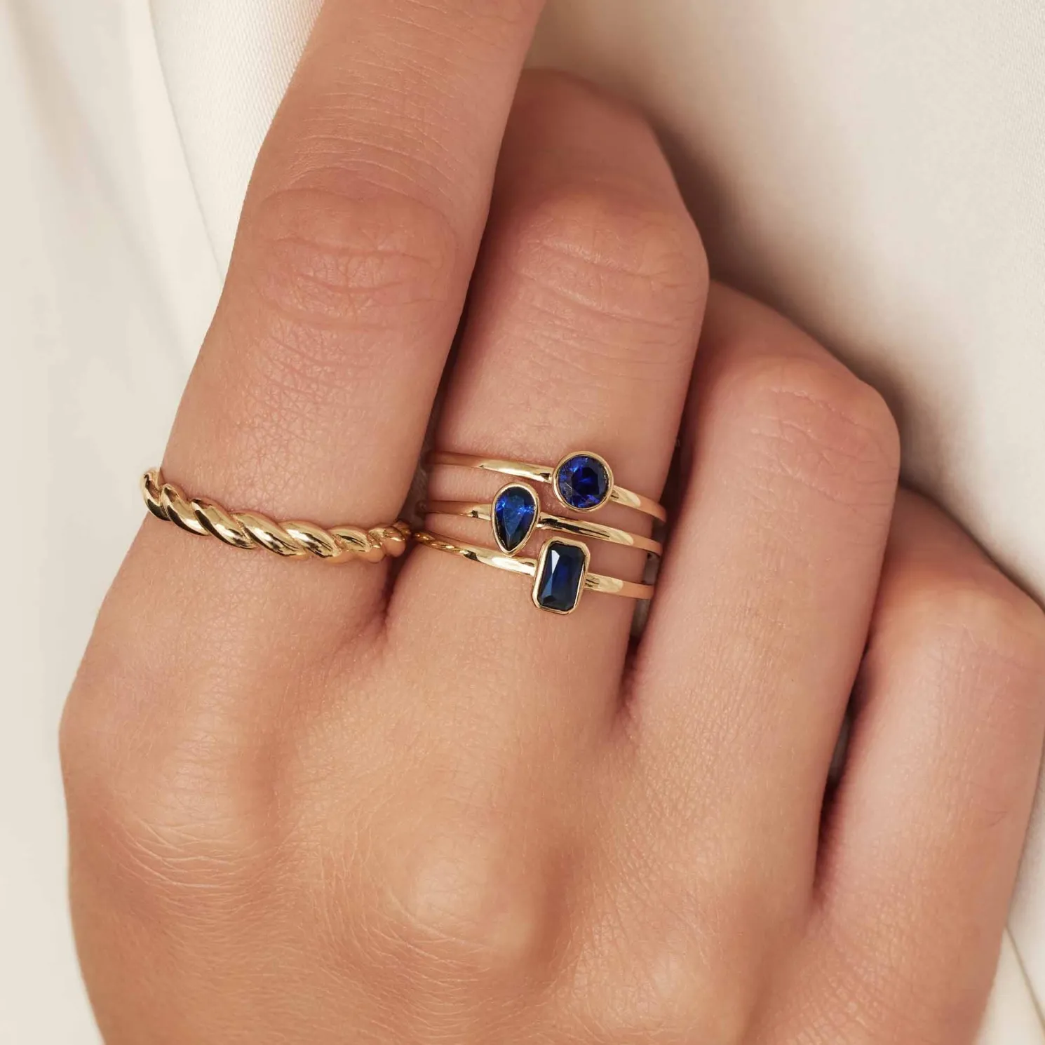 Baguette Nila 14 karaat gouden ring met blauwe zirkonia steen