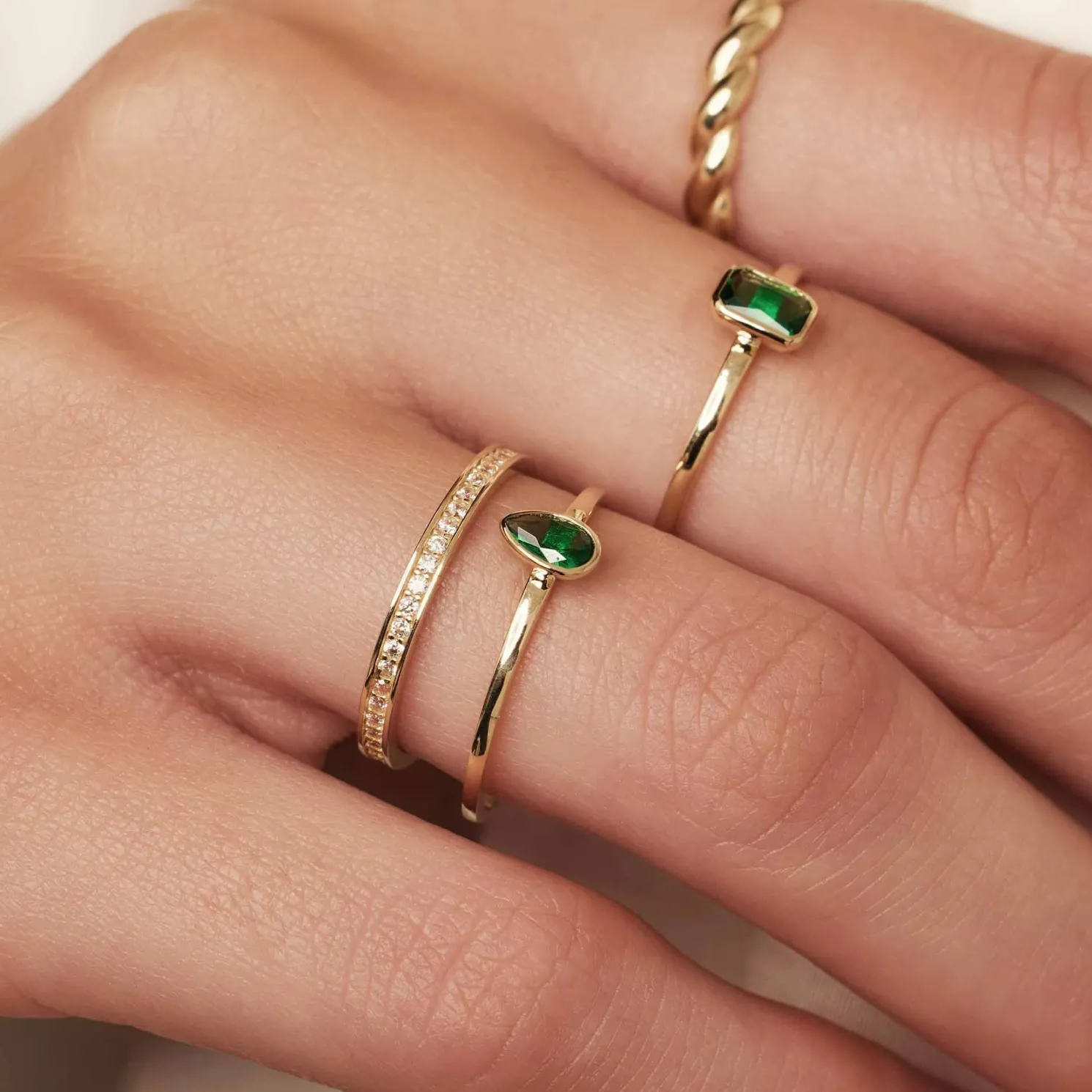 Baguette Olivia 14 karaat gouden ring met groene zirkonia steen