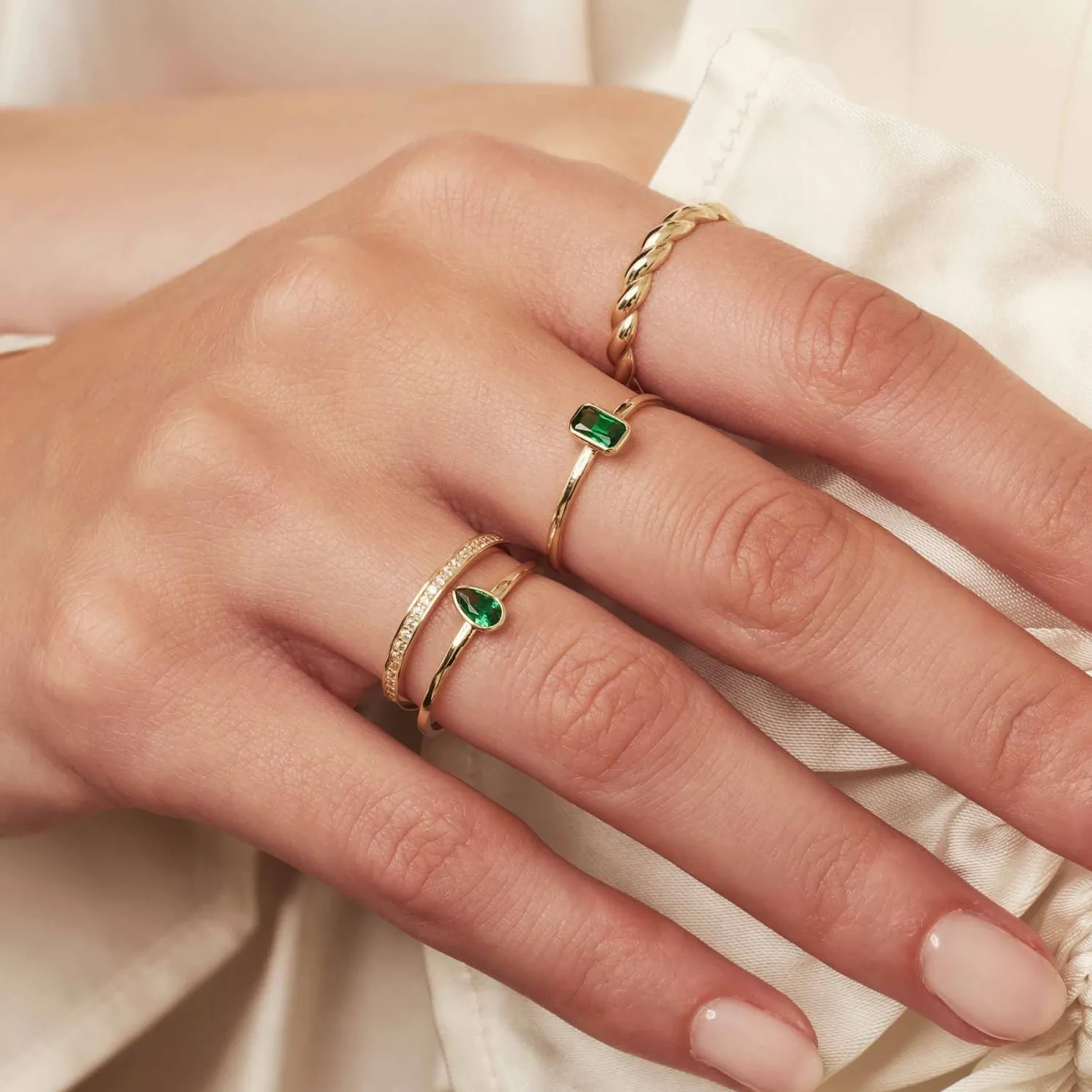 Baguette Olivia 14 karaat gouden ring met groene zirkonia steen