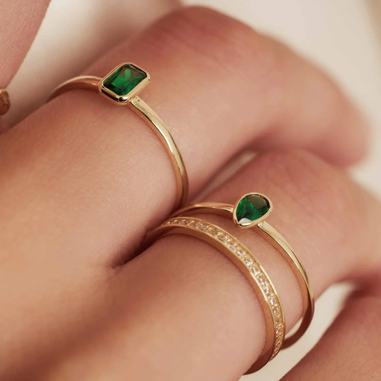 Baguette Olivia 14 karaat gouden ring met groene zirkonia steen