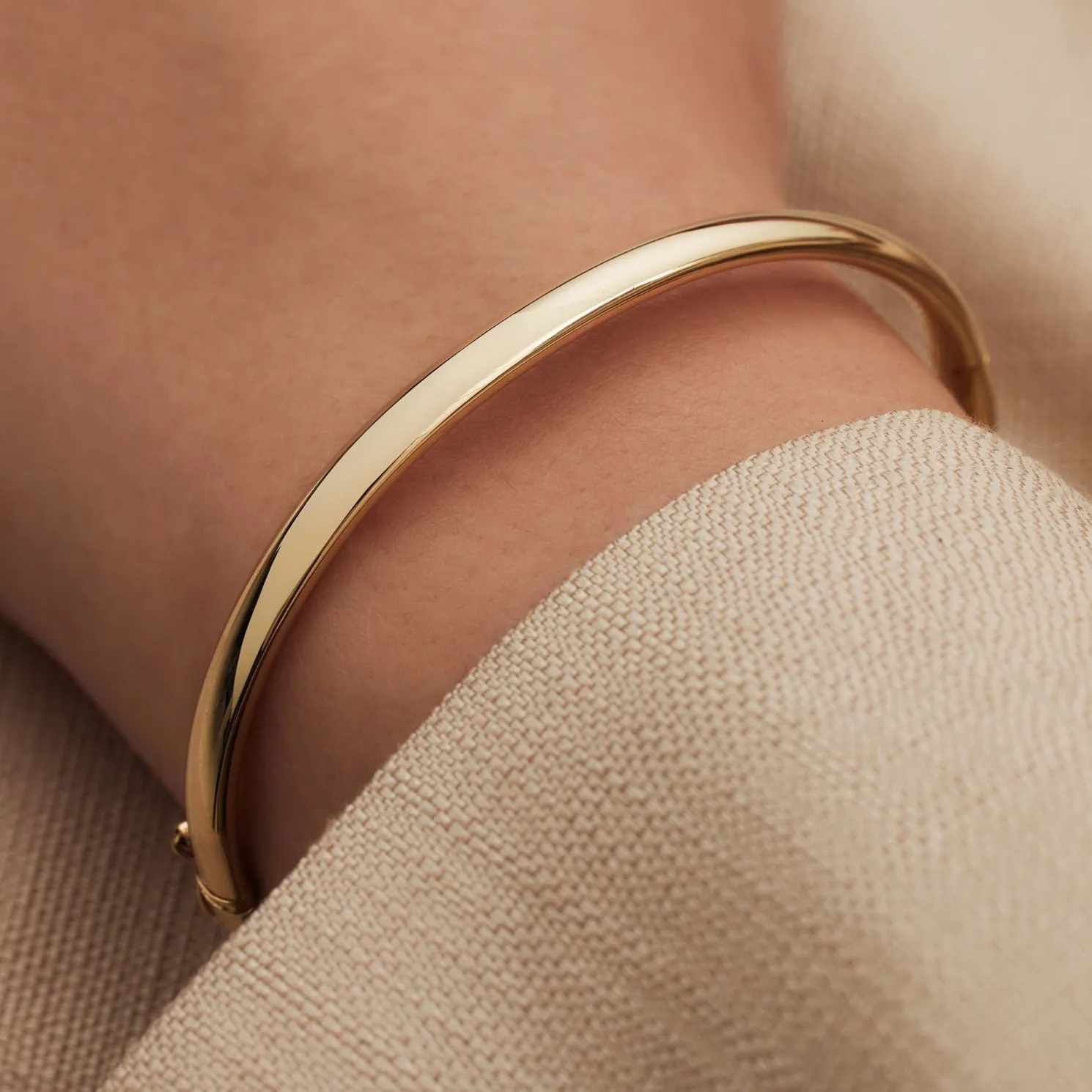 Cour d'Honneur Lucienne 14 karaat gouden bangle met ronde rand