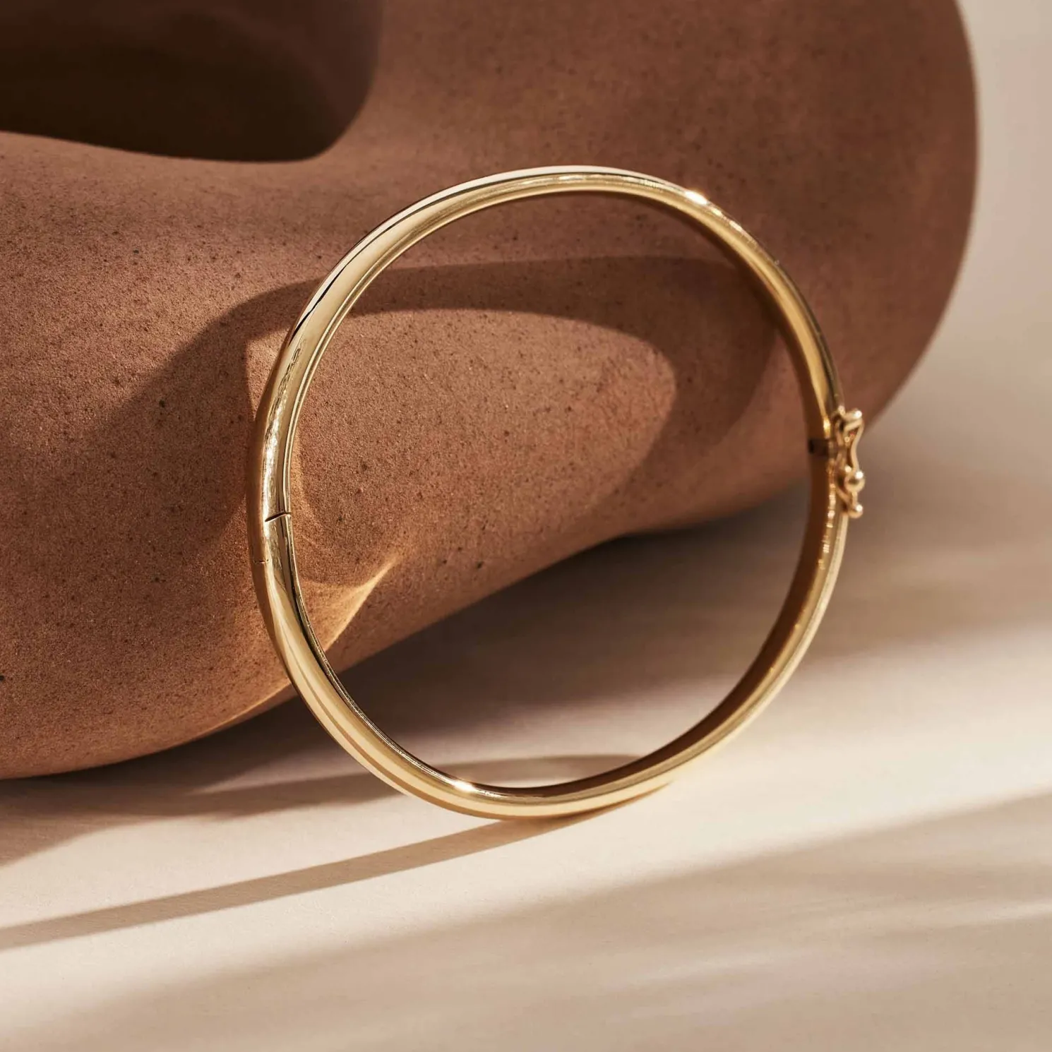 Cour d'Honneur Lucienne 14 karaat gouden bangle met ronde rand