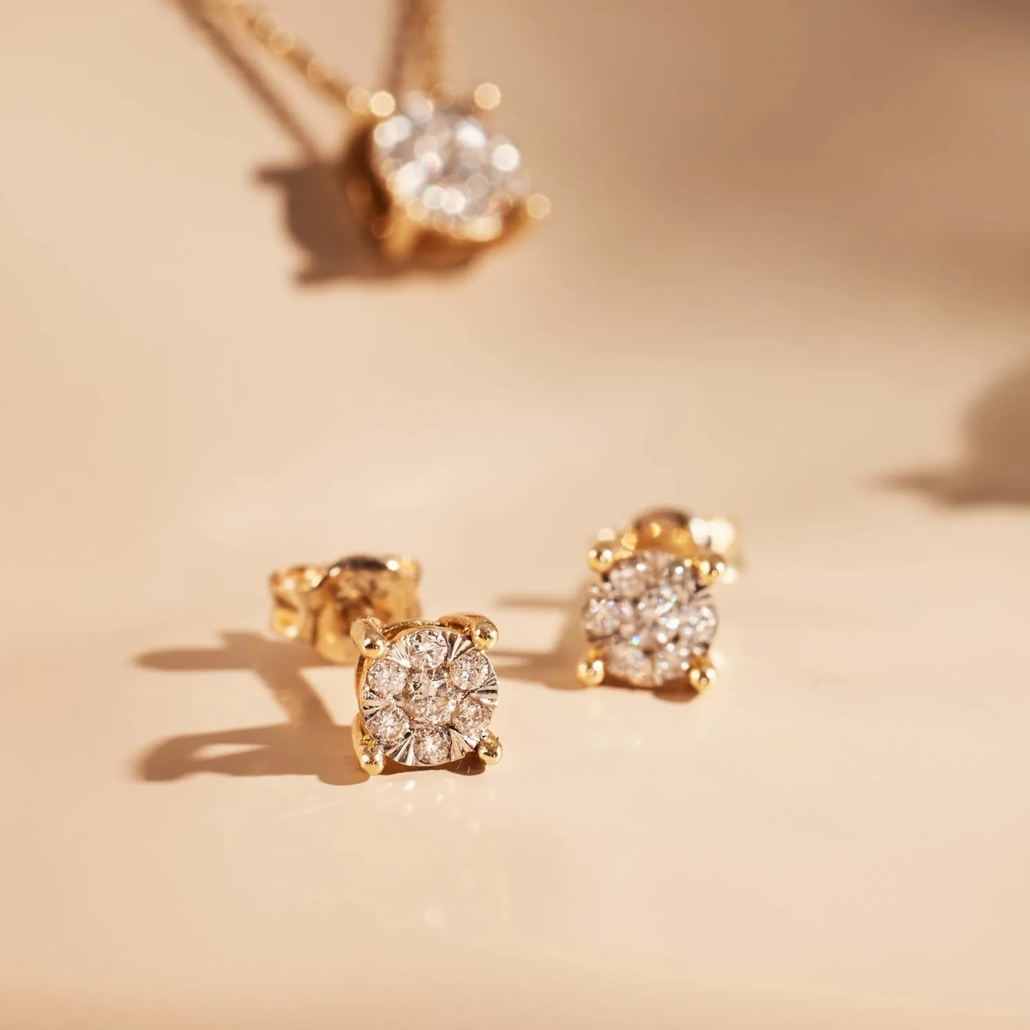 De la Paix Hanaé 14 karaat gouden oorknoppen met diamant 0.16 karaat