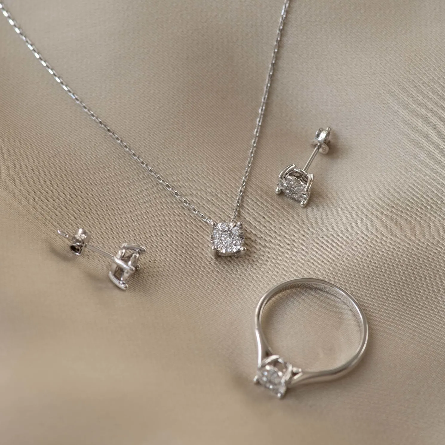 De la Paix Hanaé 14 karaat witgouden oorknoppen met diamant 0.28 karaat