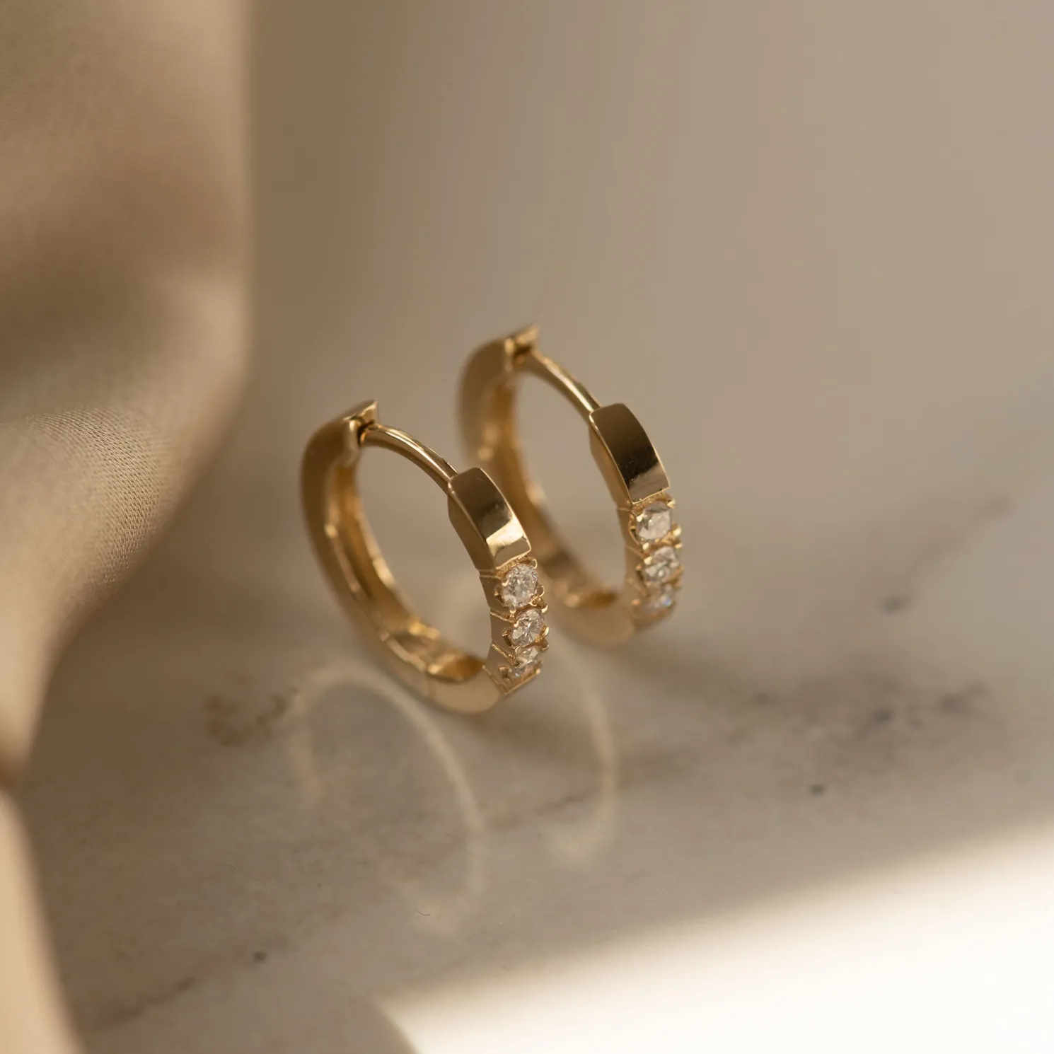 De la Paix Madeline 14 karaat gouden creolen met diamant 0.15 karaat