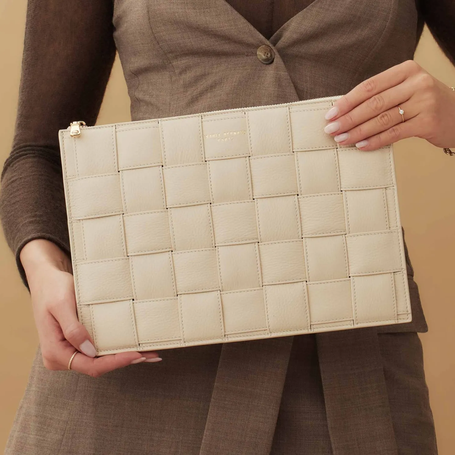 Honoré Cosette crème leren laptop hoes van gevlochten kalfsleer met schouderriem