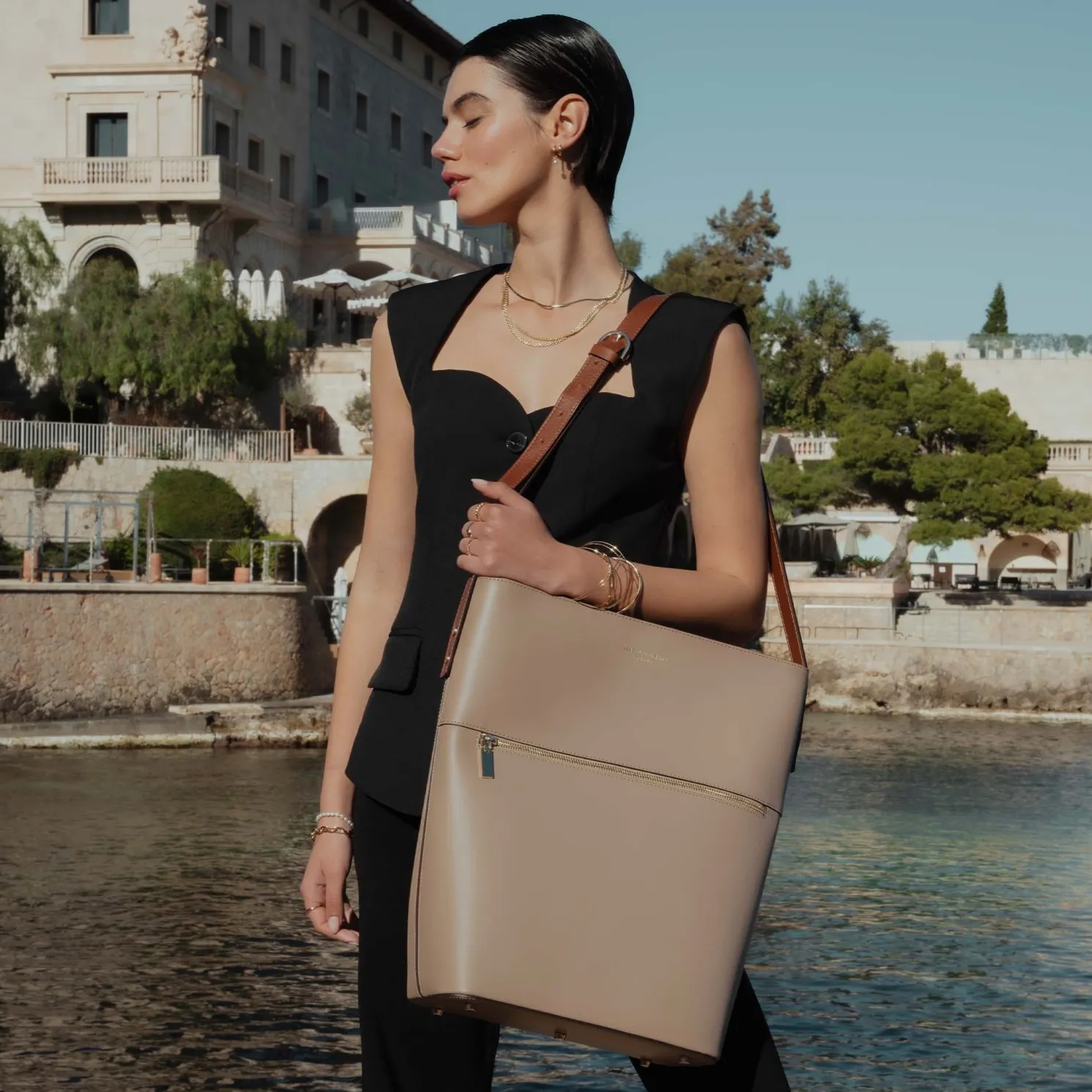 Honoré Flora taupe leren schoudertas van kalfsleer met laptopvak