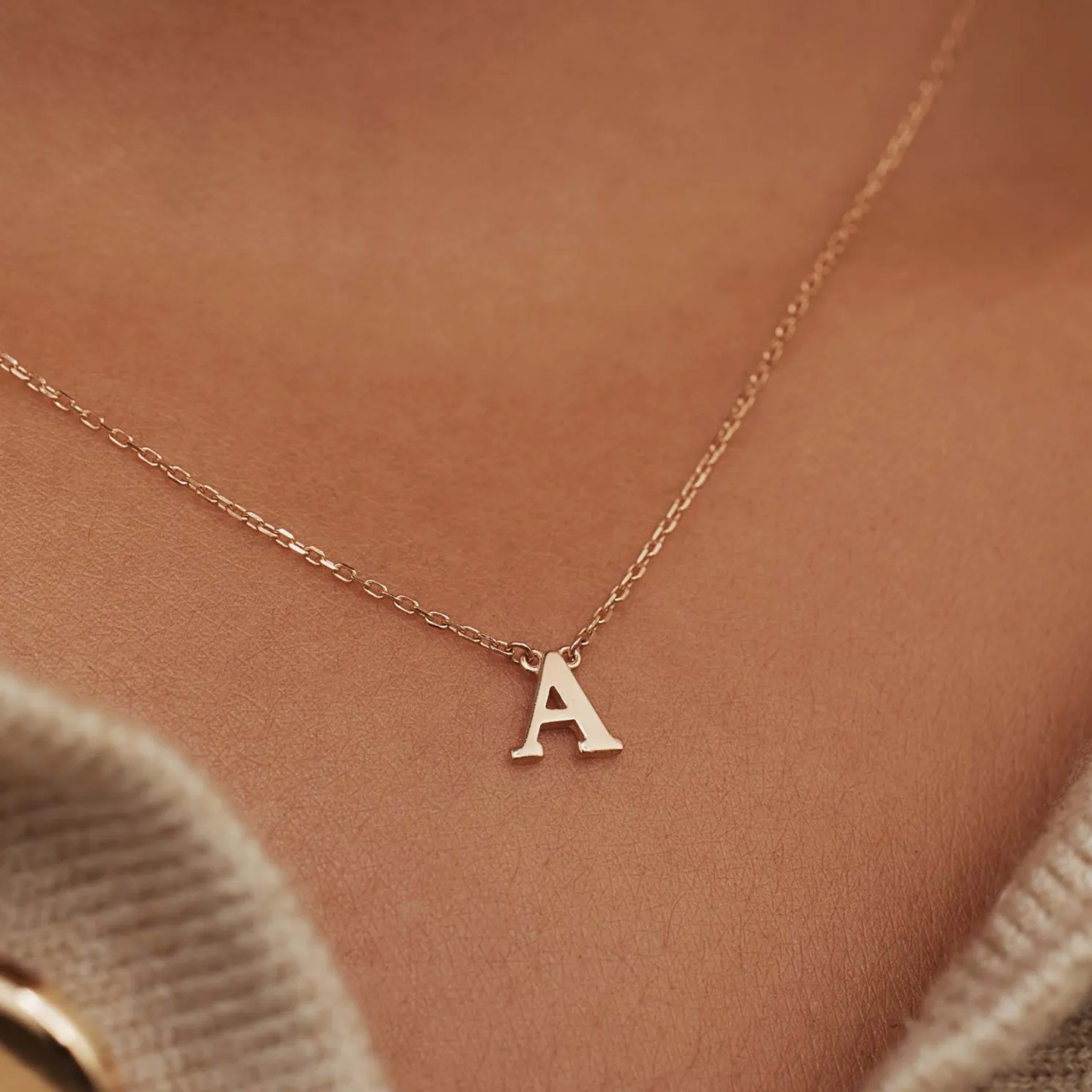 La Concorde Chloé 14 karaat rosé gouden initial collier met letter