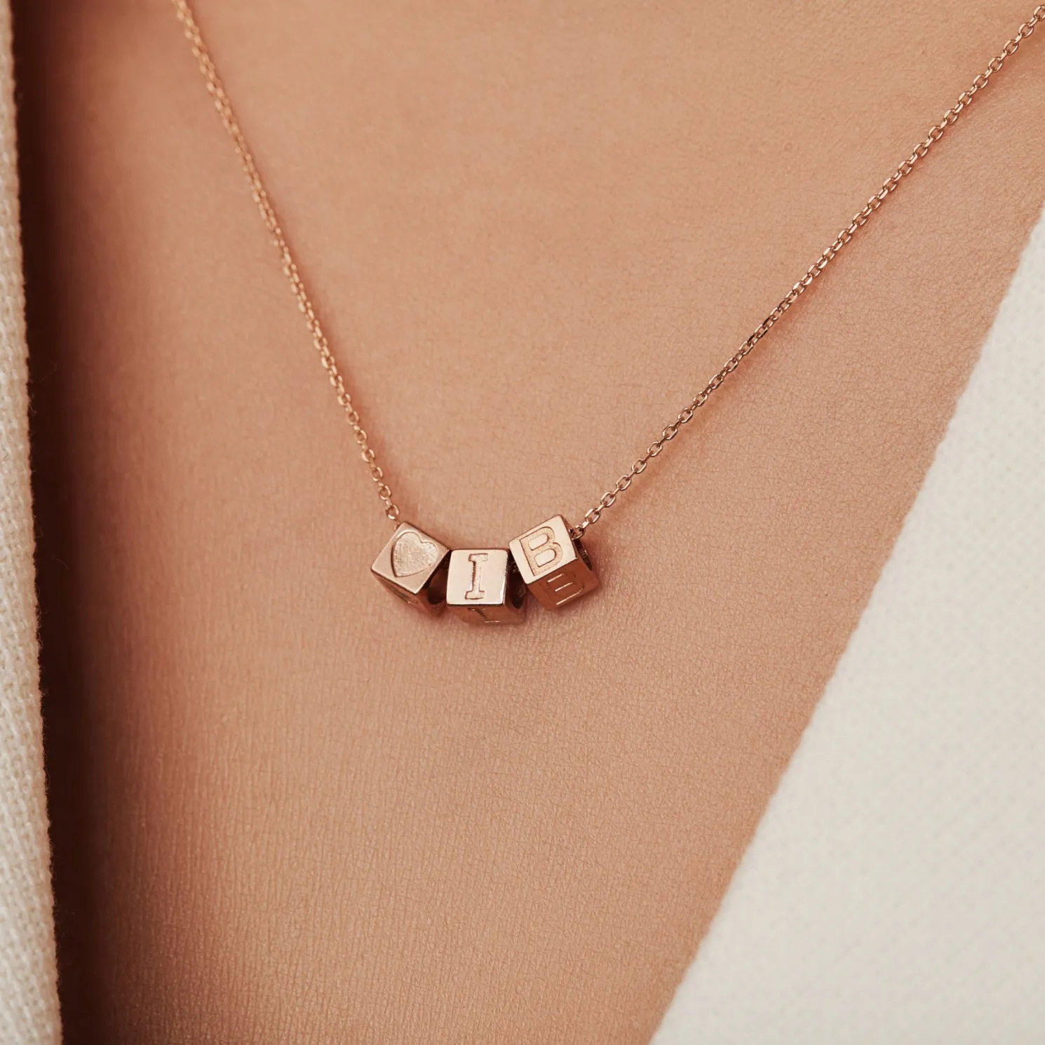 La Concorde Felie 14 karaat rosé gouden kubus initial bedel met letter