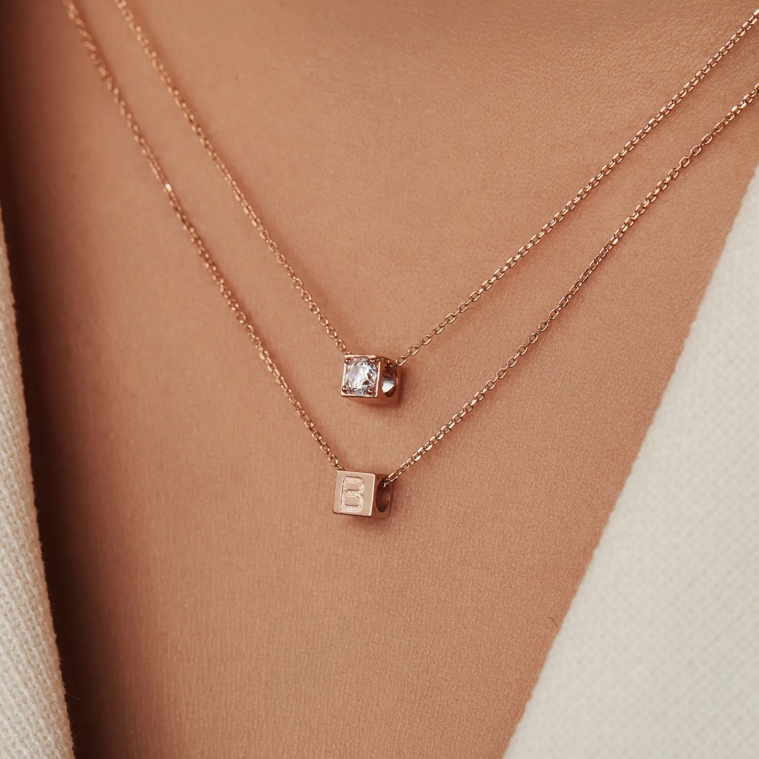 La Concorde Felie 14 karaat rosé gouden kubus initial bedel met letter