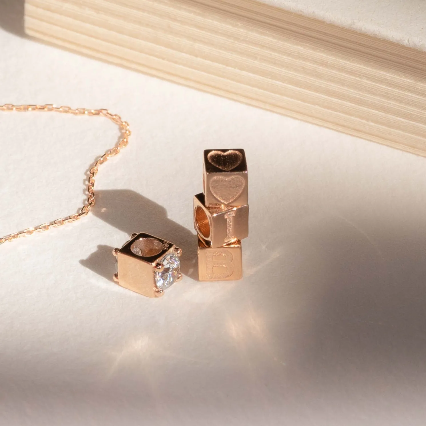 La Concorde Felie 14 karaat rosé gouden kubus initial bedel met letter