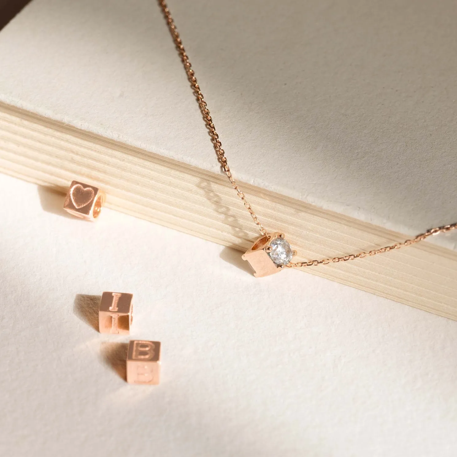 La Concorde Felie 14 karaat rosé gouden kubus initial bedel met letter