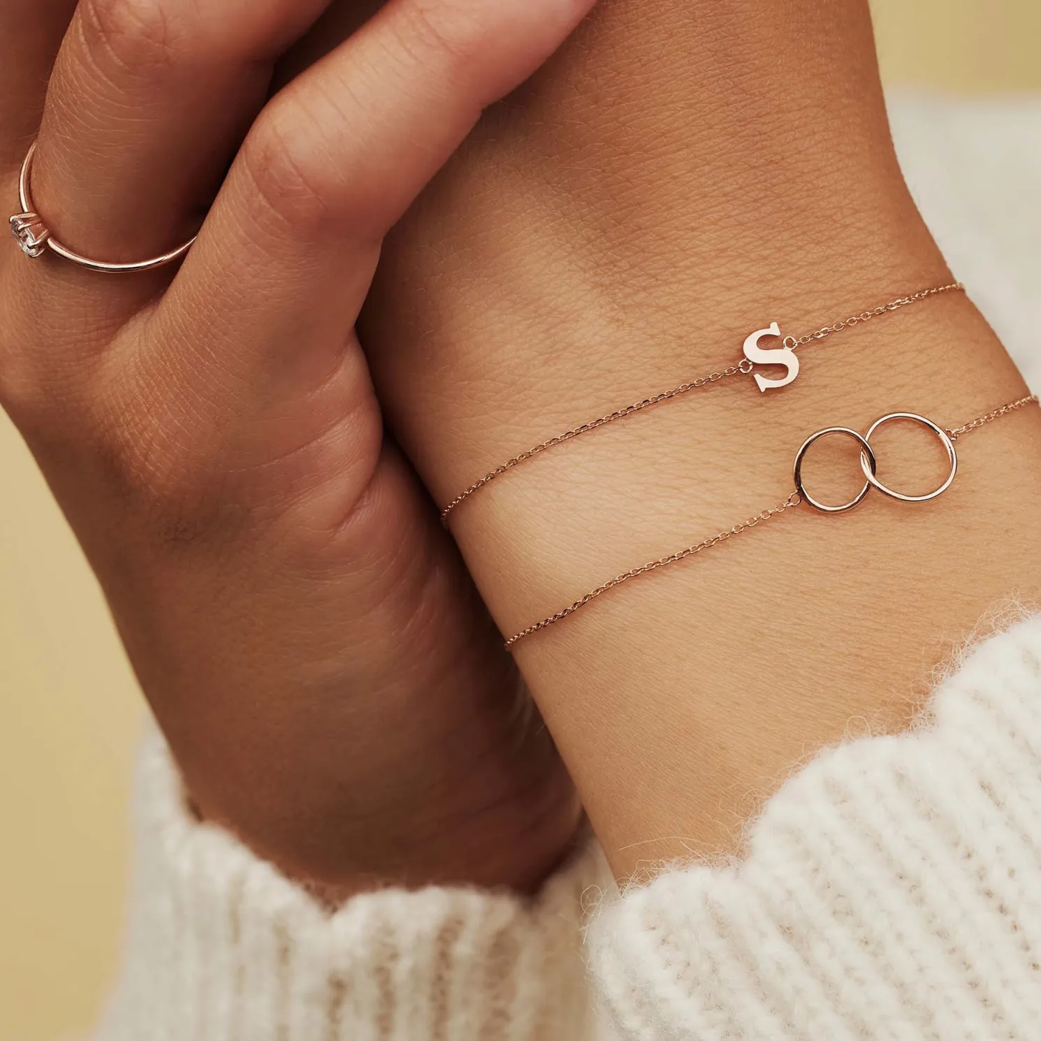 La Concorde Rachel 14 karaat rosé gouden initial armband met letter