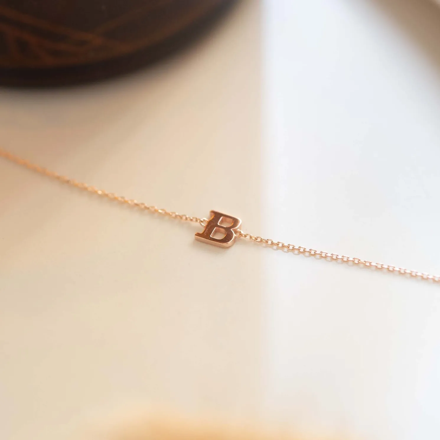 La Concorde Rachel 14 karaat rosé gouden initial armband met letter