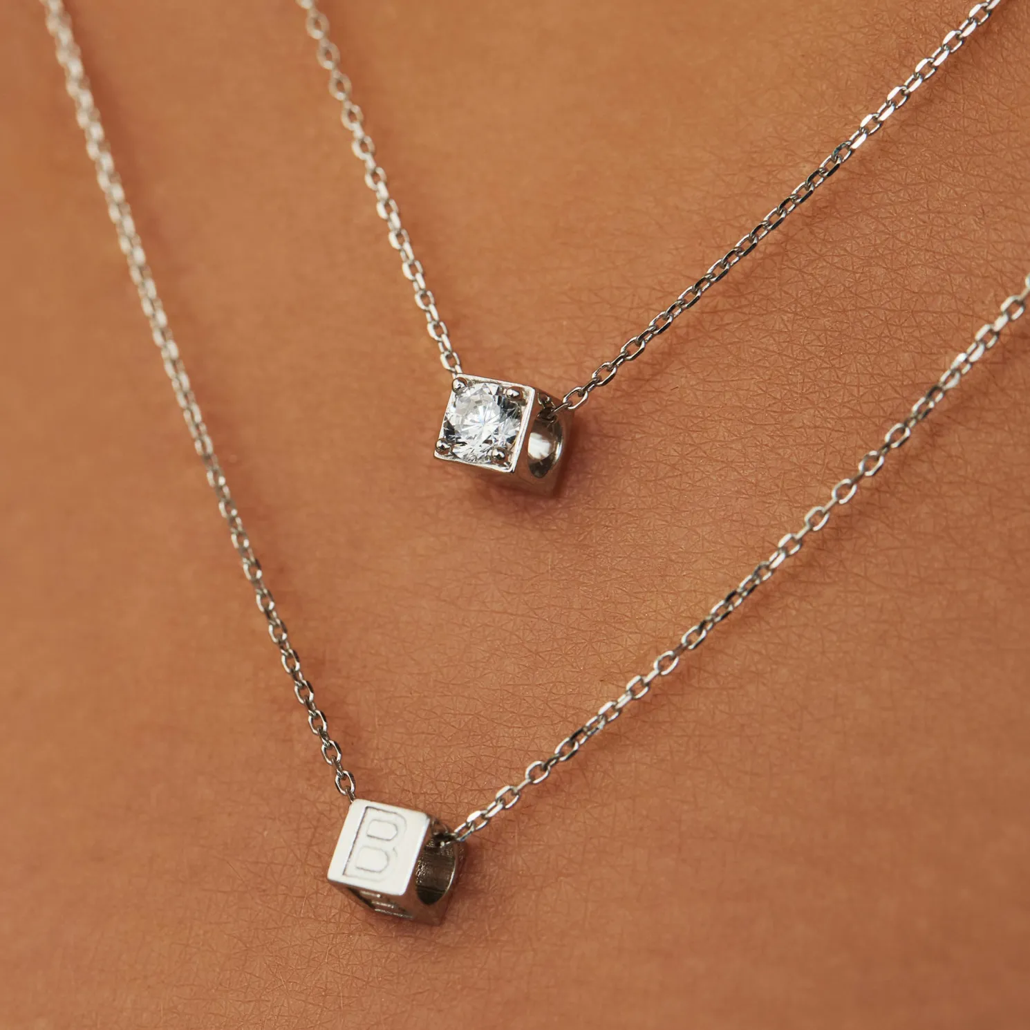 Saint Germain Felie 14 karaat witgouden kubus initial bedel met letter